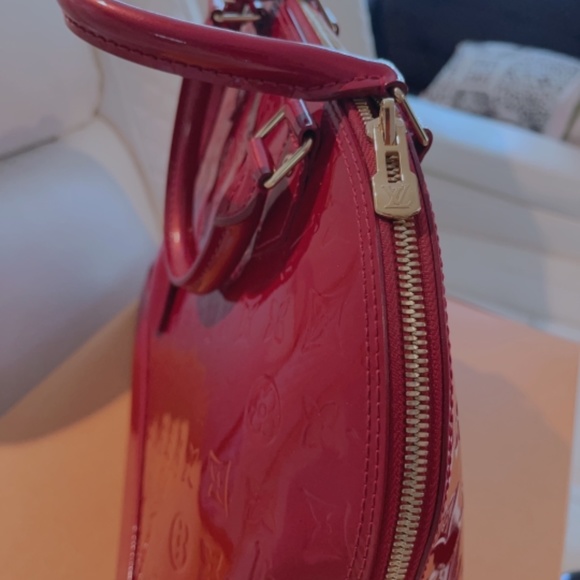 Louis Vuitton - Picture 9 of 11